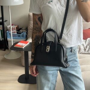 Vunque toque bag black leather